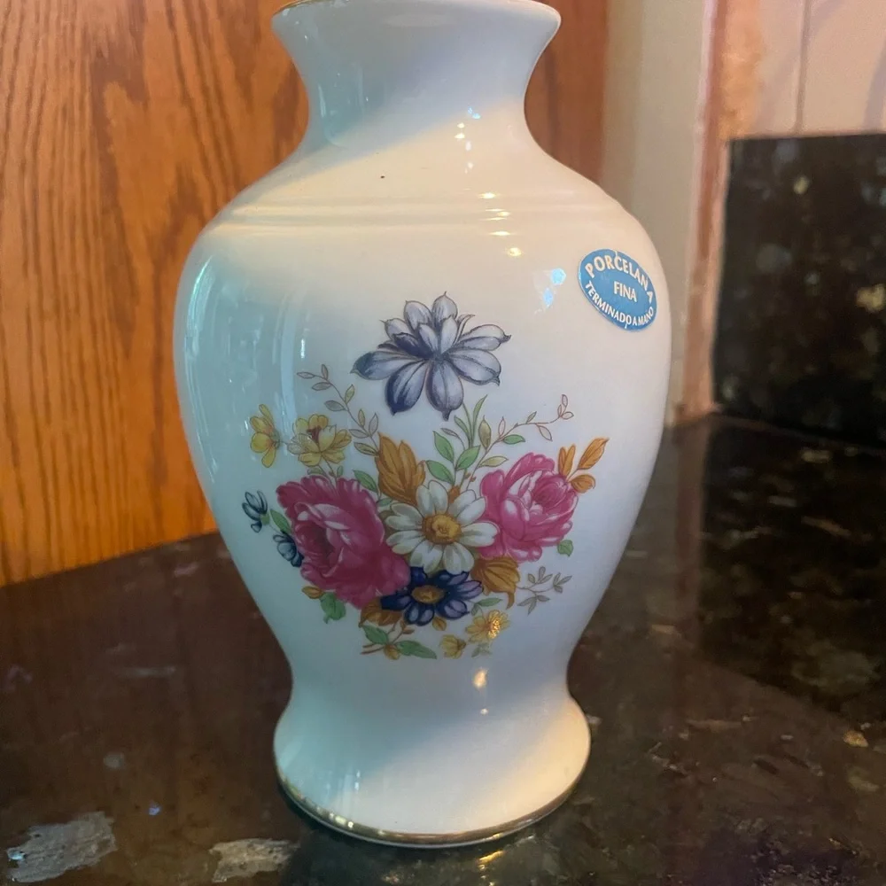 White and Gold Accent Vase with Classic Curved Design